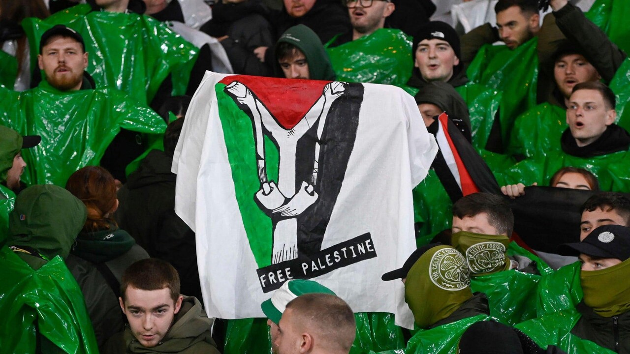 جماهير نادي سيلتك الأسكتلندي تقوم بتحدي النادي وترفع العلم الفلسطيني