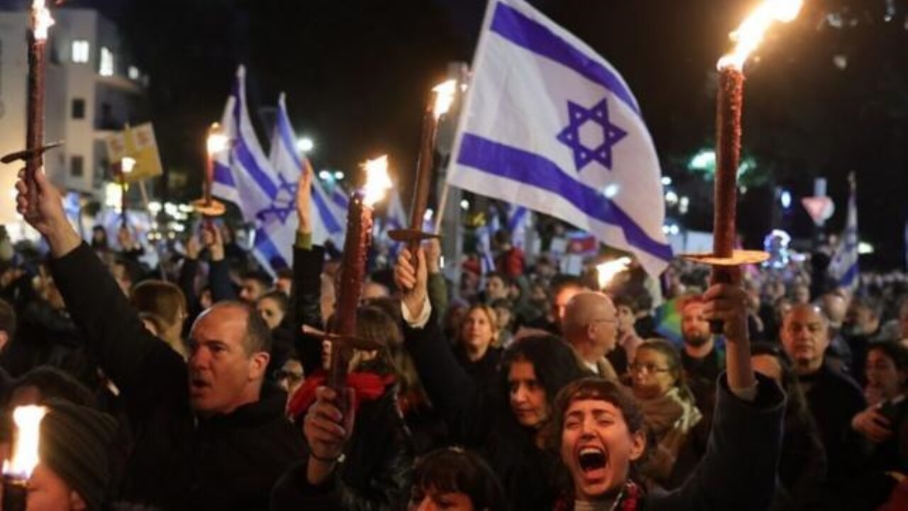 مظاهرات مناهضة لنتنياهو وحكومته من الالاف الإسرائيلين في تل ابيب
