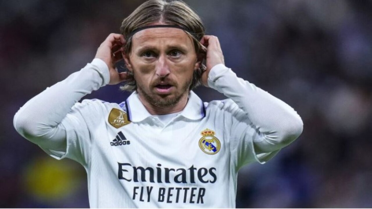اللاعب الكرواتي "لوكا مودريتش" يحسم موقفه من مغادرة ريال مدريد