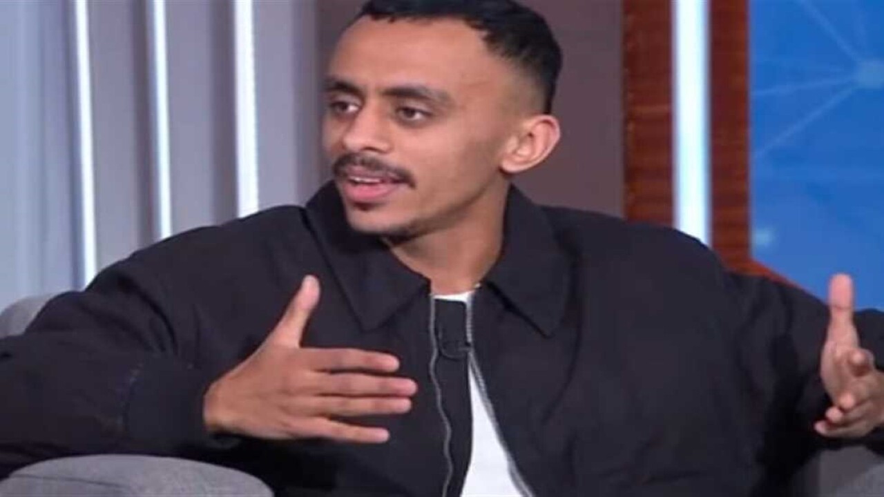 مطرب المهرجانات الشعبي "كزبرة" يحتفل بذبح الأضحية بجلباب العيد